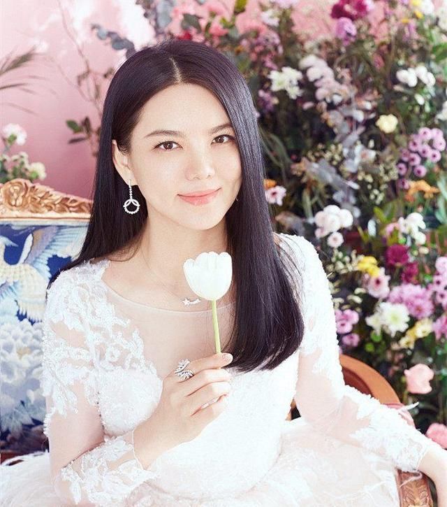 张柏芝和李湘，一样穿白色蕾丝裙，网友:没打针的脸就是不一样!