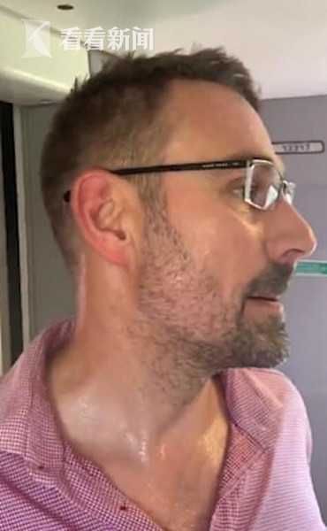 车厢温度超40度乘客热成狗 网友:英火车咋没空调