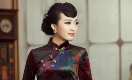 旗袍的开叉很性感，最初满族把衣服两边剪开，是为了方便做这些事