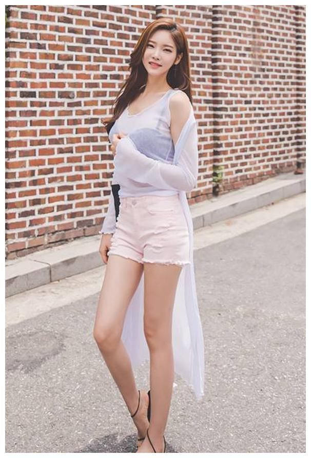 街拍：时尚靓丽的姐妹花，身子高挑双腿修长看一眼你就满足吧