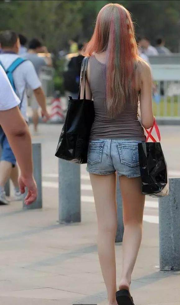 美女穿牛仔热裤, 背影十分迷人, 网友: 身材相当好