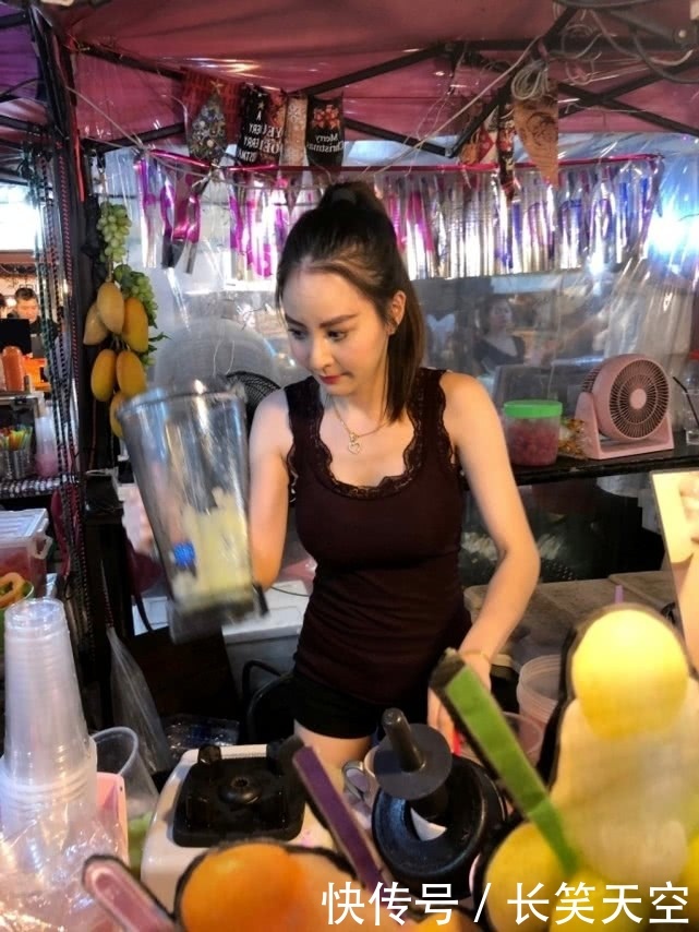 时尚街拍，小姐姐穿着一身包臀紧身衣，把自己的完美身材彻底展现