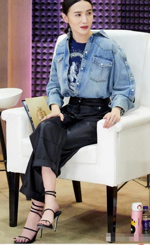 宋佳真会玩, 牛仔外套塞“裤头”里居然不丑, 网友: 有80斤吗?