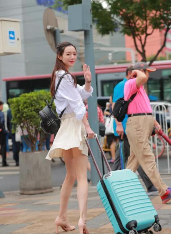 短裙搭配上高跟鞋,大长腿就呼之欲出,女神气质挡都挡不住!