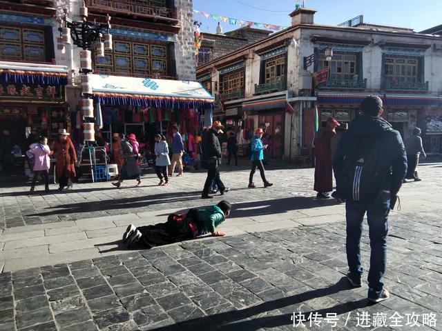 没有公路的旧西藏,藏民怎么翻山越岭磕长头?