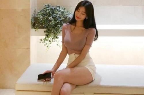 精心搭配的牛仔裤美女，秀出曼妙身形，清秀迷人！