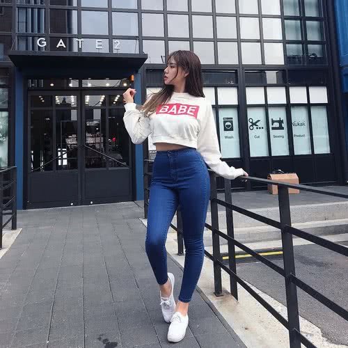 气质女神穿紧身牛仔裤，胯宽下的美腿尽显时尚魅力