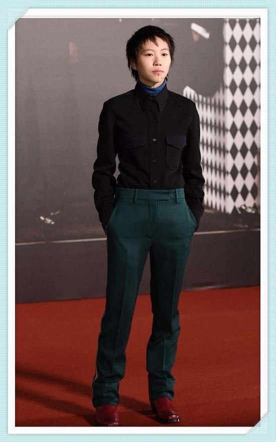 窦靖童不惧世俗眼光，新纹身瞬间让网友炸开了锅：有其母必有其女