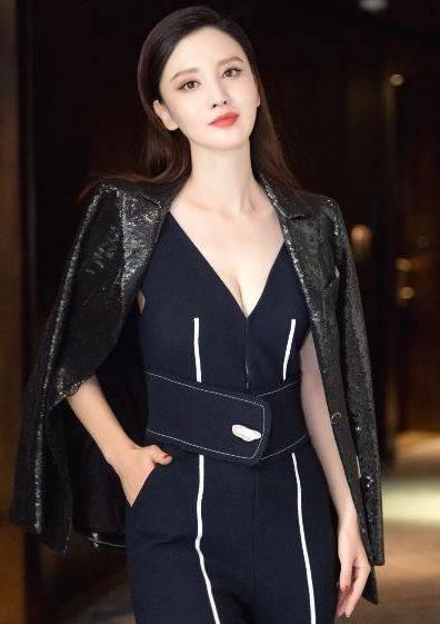 张萌穿连体衣秀长腿，模特都要靠边站了，胸部以下全是腿