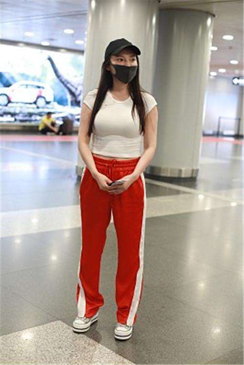 徐冬冬太会穿衣, 简单白T恤也这么显身材? 网友: 淡定不了了!