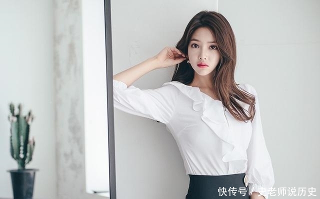  「腿部最容易显肥」白衬衫+半身裙，温柔与帅气并存，分分钟让人眼前一亮