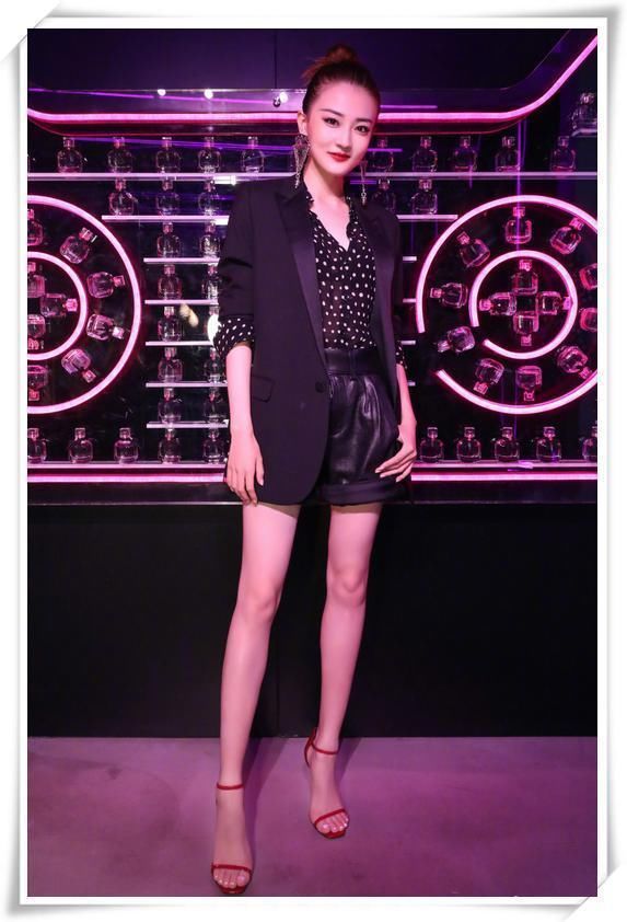 徐璐为秀腿真拼！穿一条看不见的短裤就出门，网友：还怎么交男友