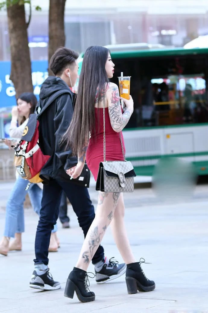 街拍：穿着大胆时尚腿长俏丽的小姐姐，很容易迷上这样的美女！