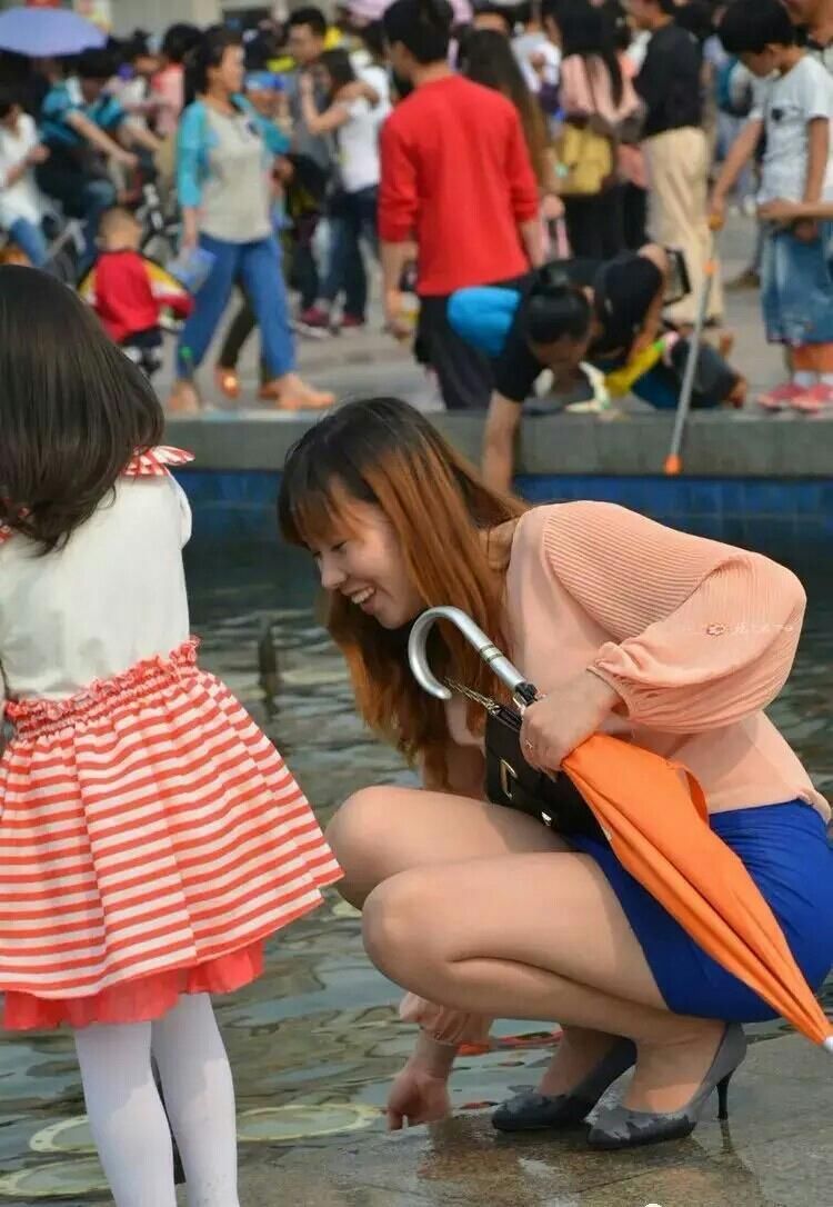 超短裙肉丝美腿，性感辣妈！