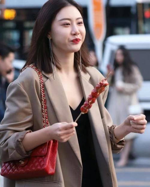  『美女』街拍：温柔可人的美女，一件灰色外套配牛仔短裤，青春活力气质