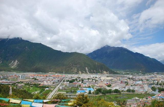 西藏小村庄，游客出入受限，晚上八点后严禁出入