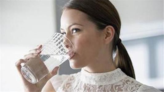 女生早起坚持这3件事，不化妆就能很白，第二件坚持下来很难