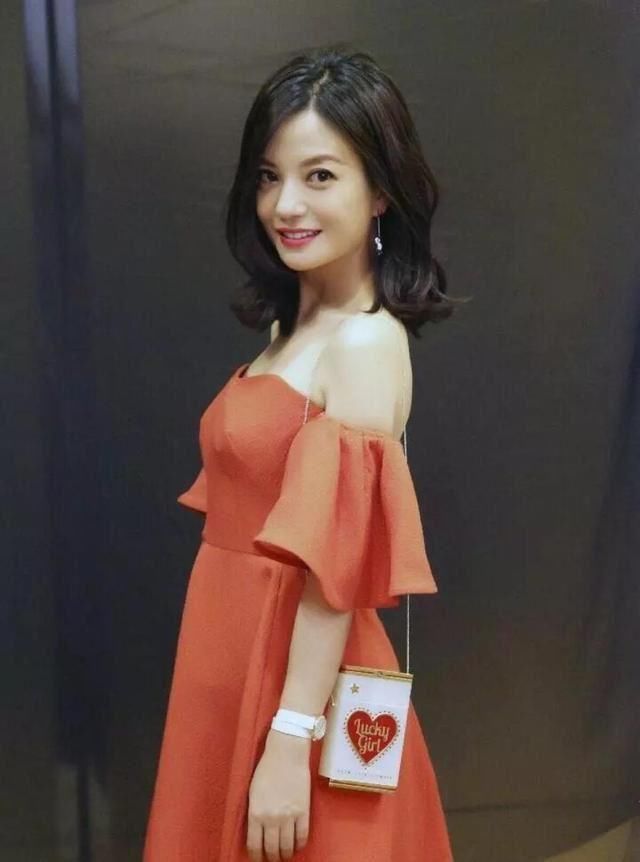 赵薇真瘦回两位数了，连哈伦裤都能穿出“纸片人”效果，美哭！