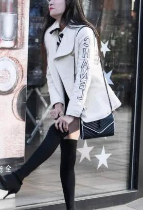 公司白领时尚穿搭高挑且撩人，街头提鞋的姿态很俏皮