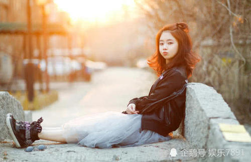 谭松韵和张子枫的“少女腿”该火了吧，因为这是超多男生喜欢的腿