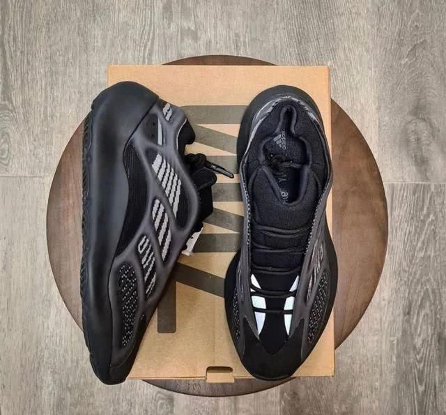 「发售」满天星 Yeezy 380 实物曝光!这配色打几分?