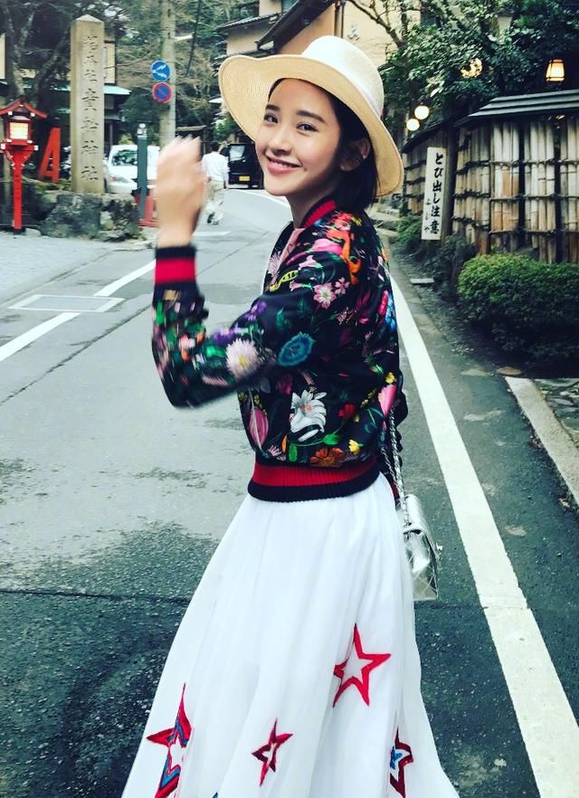 唐艺昕凭什么迷倒张若昀？除了笑容，当然还少不了她的时尚穿搭！