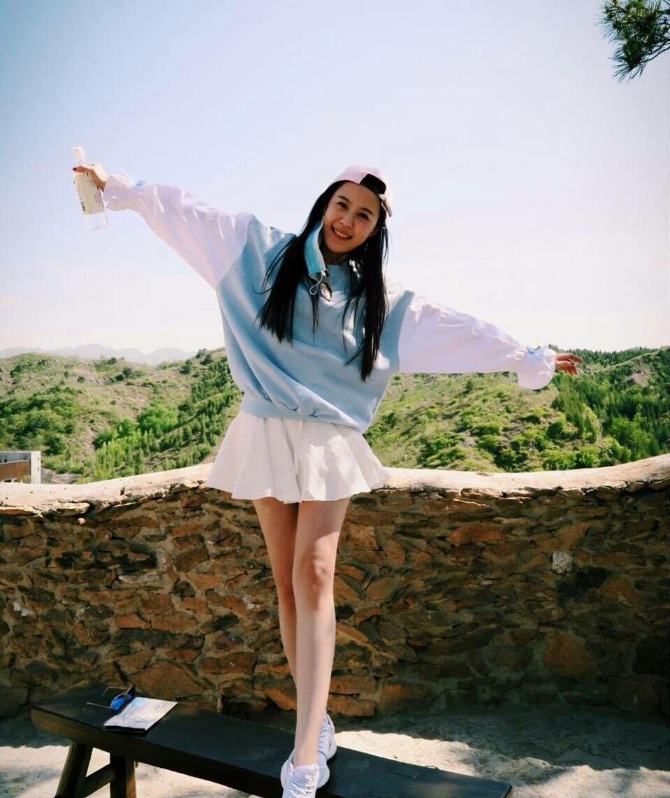 李金铭总算开窍了，走可爱风比超模还美!网友:可算记住了你名字