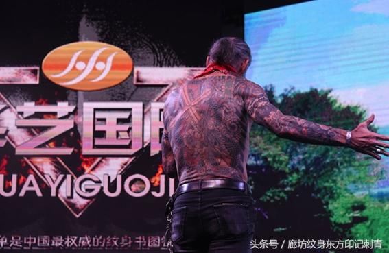 这位68岁的大爷最帅模样，全身刺青霸气侧漏，工作是个牧师