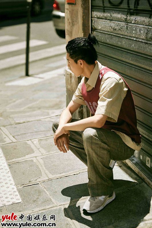 王子异街拍造型曝光 巴黎街头诠释欧式复古