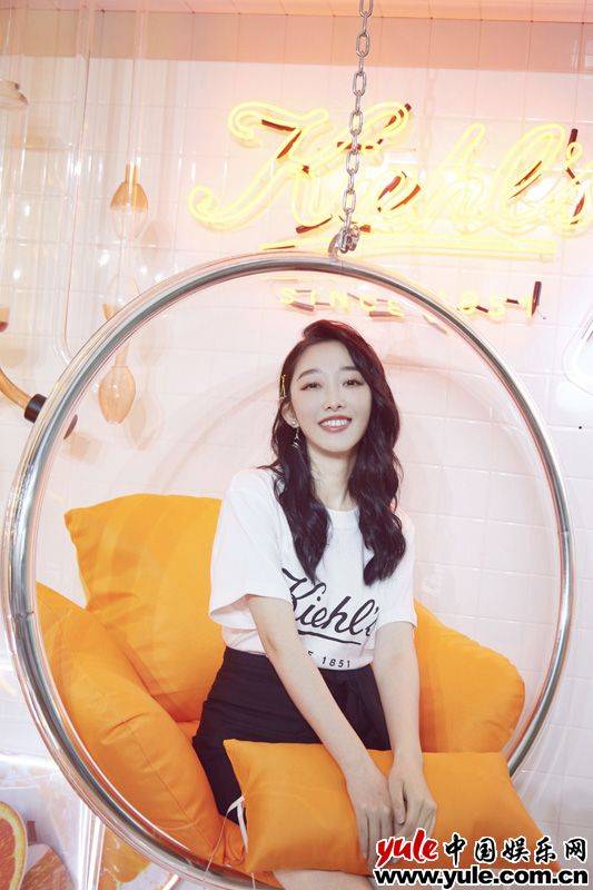 蒋梦婕"蜜桃肌"柔嫩惊艳 现场分享护肤心得反响好