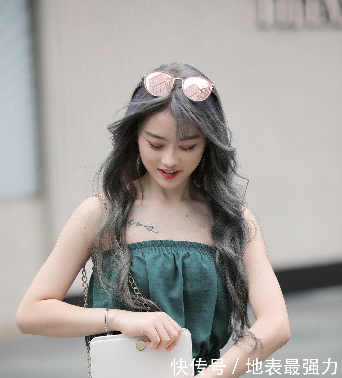 街拍小姐姐吊带短裙的套装性感时尚又清爽!