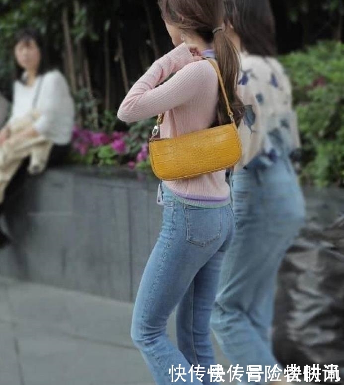 『气质』街拍她这个不经意的笑容,不知能迷倒多少人