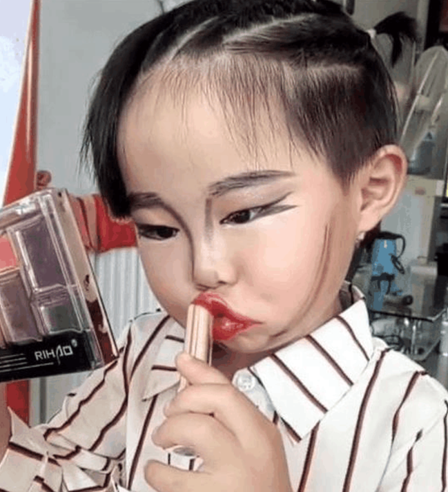 4岁女孩学化妆, 涂口红还要噘嘴巴, 真是有模有样