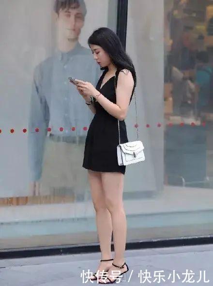  『之中』街拍：美女一双裸色的尖头高跟鞋，优雅之中带着迷人的气息