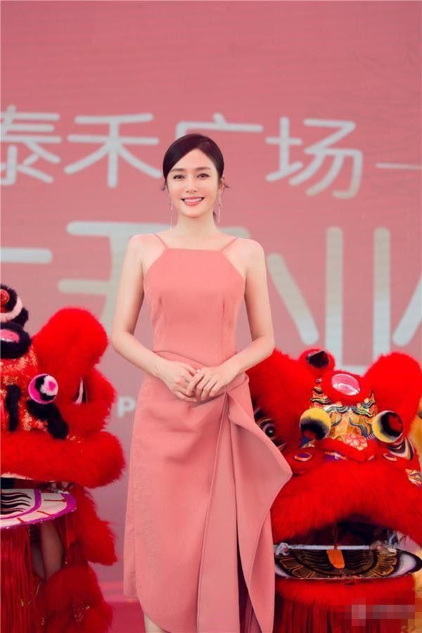 秦岚高挑秀腿，细腰长腿对比之下，蒋欣“娘娘”地位不保！