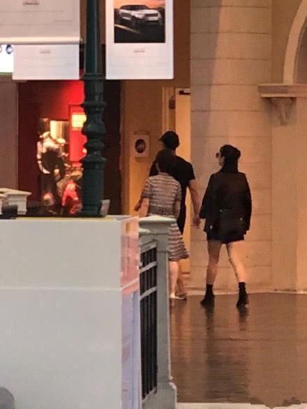 和张继科约会回来了？景甜现身机场秀大长腿，又帅有美！