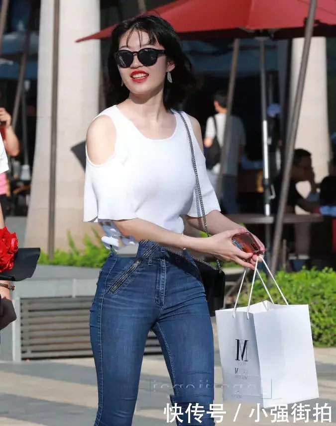 清秀的小姐姐紧身牛仔裤穿出浑圆丰满的曲线，小姐姐的微笑真的很