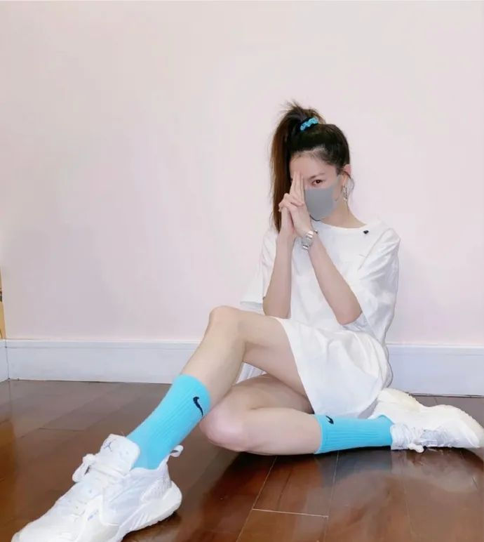  『大腿袜』腿粗别穿“半腿袜”,袜子直接拉到膝盖以上,显腿细又很显腿长!