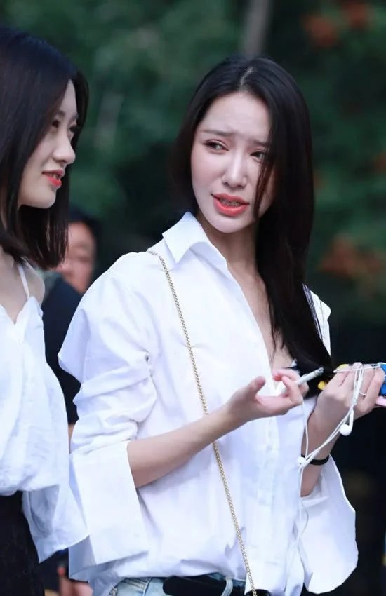 甜美姐妹花浓妆妖艳的样子，没有人不被她们所吸引，在雪纺装的衬