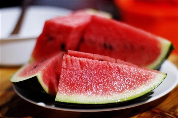 西瓜虽然解暑又好吃,但用勺子吃不好,最好的吃