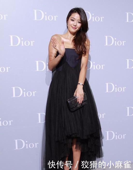 全智贤太拼了, 为了显腿长被勒出“三角区”, 网友: 不难受吗?