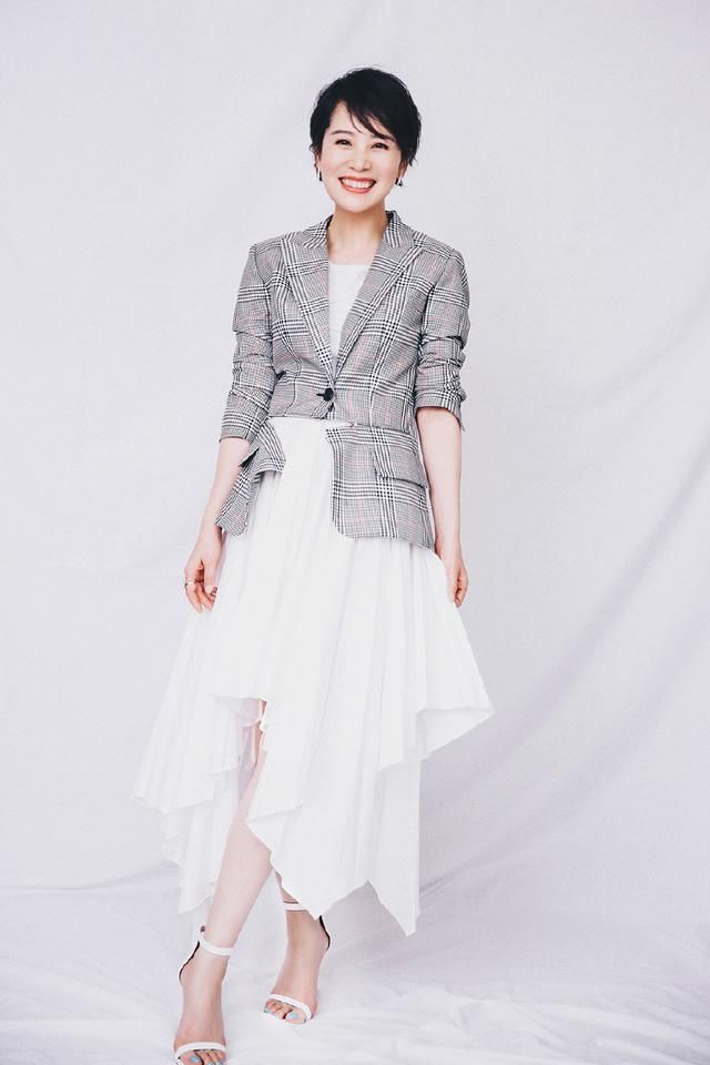 海清出席活动亮点满满，黑西装和领口的镂空，都没这条印花裙抢镜