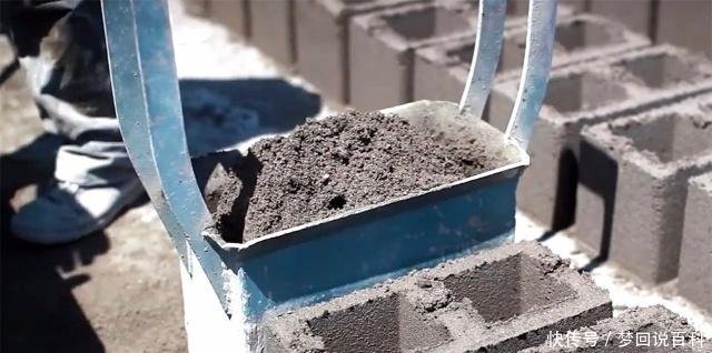 农村大叔发明简易制砖机,不耗油也不耗电,每小时生产150块砖头！