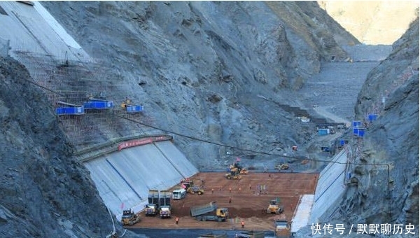 我国又建一超级大坝，比三峡还高110米，而5万吨钢材靠人工抗