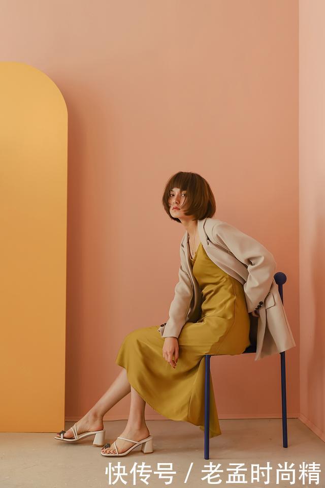  『女人』尖头鞋的优点在于在完美修饰你脚趾造型，散发着女人时尚穿搭