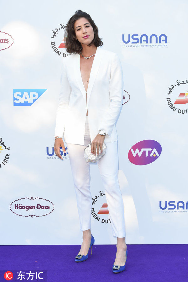 被穆古鲁扎这一身撩到了 白色西装长腿笔直 风吹秀发气质爆棚