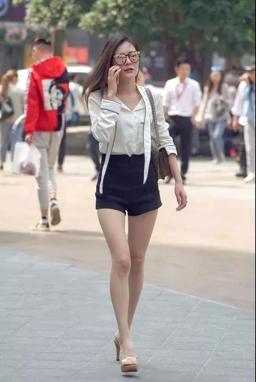 街拍 广州女郎黄色抹胸吊带背心 美得让人窒息