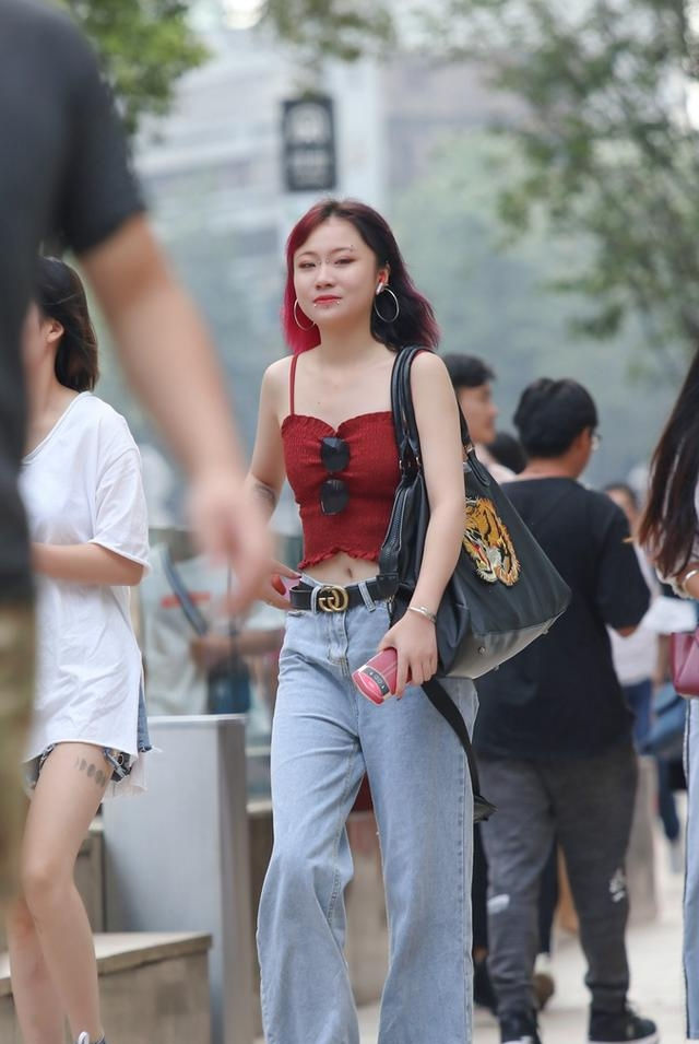 时尚|路人街拍,小姐姐高挑靓丽,穿白色的T恤,非常的酷帅
