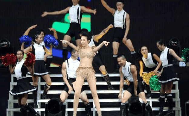 莫文蔚带来性感暴击穿衣只遮重点部位, 网友: 小蛮腰