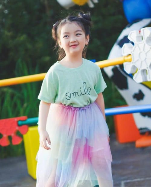 小糯米近照曝光,在爸爸怀抱里尽显呆萌,网友:翻版小杨幂!